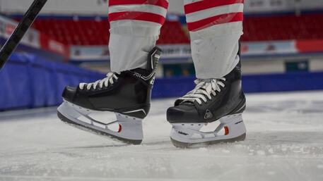 Detailná fotka hokejových kurčul Daoust 701 na leďe