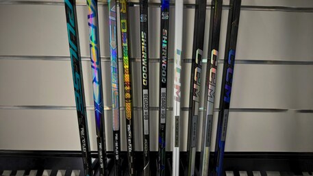 Srovnání hokejek Bauer PROTO-R,CCM Jetspeed FT8 Pro, Sherwood Encrypt Pro, Bauer Pulse S25, CCM Vizion 2 a Sherwood Rekker Morph Pro v prodejně Hejduk Sport Hradec Králové.