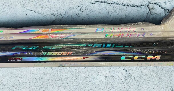 etailní pohled na shaft hokejky CCM JetSpeed FT8 Pro, CCM XF Ghost White, Bauer Pulse, Bauer Proto R White a Bauer Vapor Flylite  na prodejně Hejduk Sport.