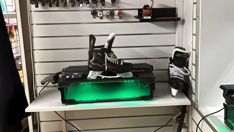 Automatizované broušení hokejových bruslí na stroji Sparx v hradecké prodejně Hejduk Sport.