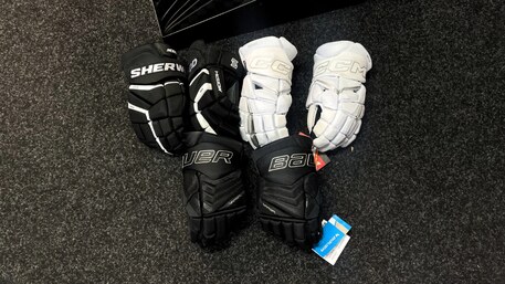 Testování elitních hokejových rukavic Bauer Vapor Flylite a Sherwood Rekker Morph Pro a CCM Jetspeed FT8 Pro v centrálním skladu Hejduk Sport Opatovice nad Labem.