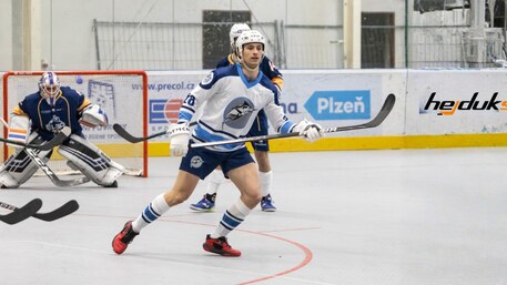 Adam Hájek v hokejbalových rukavicích Winnwell Athena při rychlé herní situaci