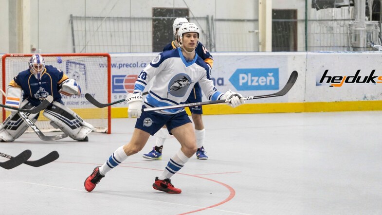Adam Hájek v hokejbalových rukavicích Winnwell Athena při rychlé herní situaci