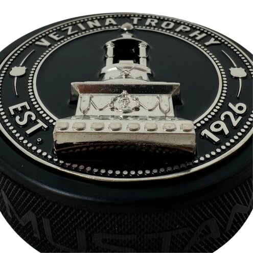 Fanouškovský puk Mustang NHL 3D Silver Medallion Vezina Trophy
