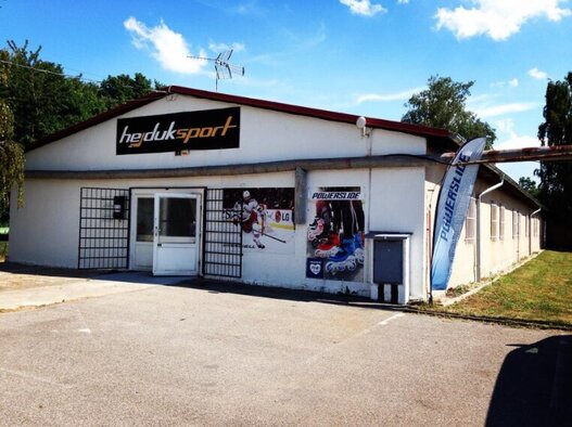 Vlastní sklad Hejduksport o rozloze více než 2000 m² s hokejovým vybavením skladem