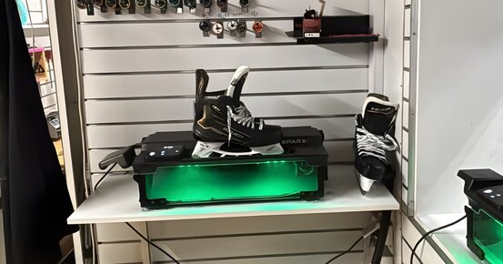 Automatická bruska Sparx pro broušení hokejových bruslí v Hradci Králové