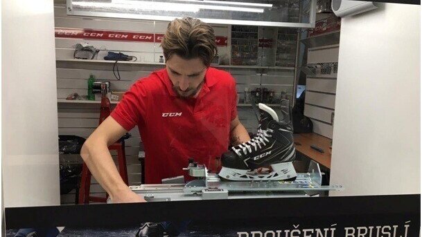 Broušení bruslí na brusce Sparx a ProSharp