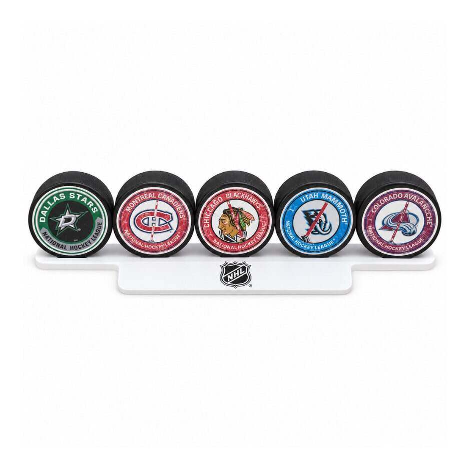 Stojan Mustang NHL PVC 5 Puck Flat – ukázka s pěti puky, puky nejsou součástí balení