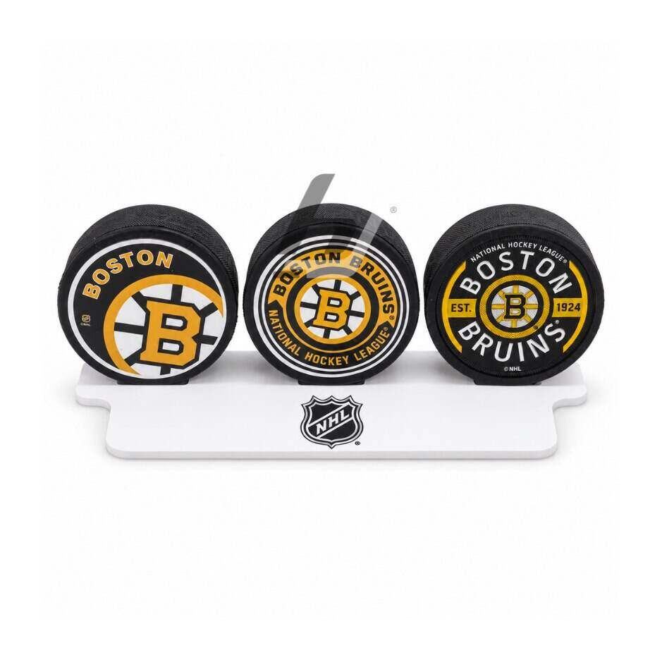 Stojan Mustang NHL PVC 3 Puck Flat – ukázka se třemi puky, puky nejsou součástí balení