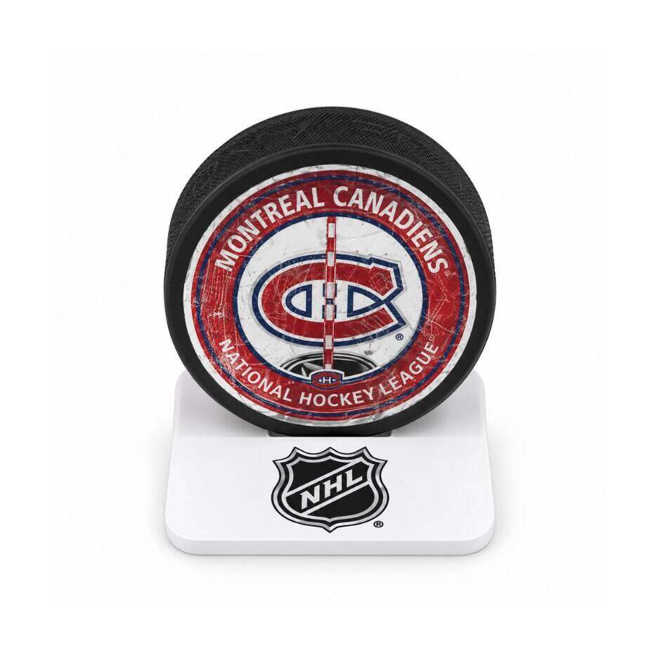 Stojan Mustang NHL PVC 1 Puck Flat – ukázka vystavení puku, puk není součástí balení